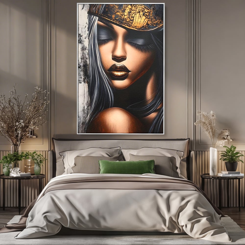 Tablou canvas cu tablou canvas cu femeie si coroana aurie, in rama de aluminiu argintiu, pe perete intr-un dormitor